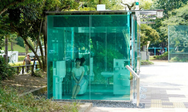 Proč jsou v Japonsku veřejné toalety v ulicích měst průhledné?