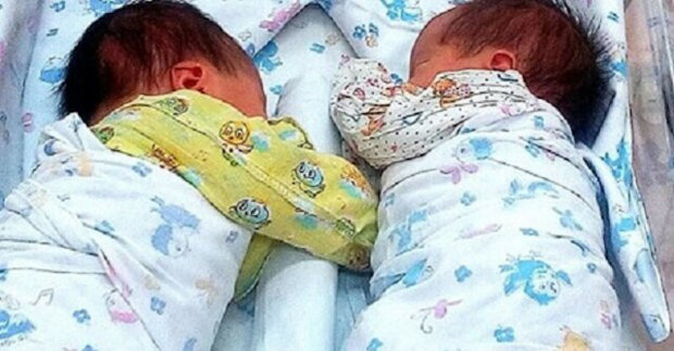 Pěstounka porodila dvojčata, ale biologičtí rodiče se dětí vzdali