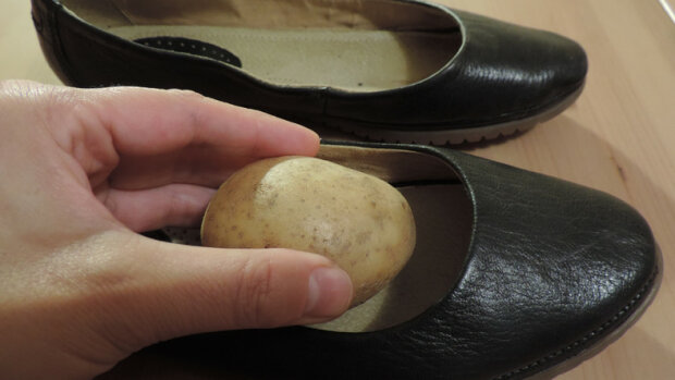 Vložte ošoupané brambory do kožených bot a nechte je tam přes noc. Skvělý life-hack, který musíte znát