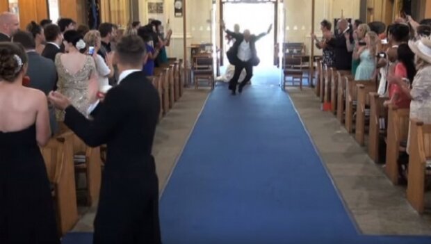 Když do kostela vstoupil otec nevěsty, tak bylo o zábavu postaráno