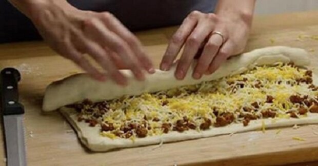 Do pizzového těsta zabalila mleté maso a sýr. Jak to dopadlo? Budete si doslova olizovat prsty