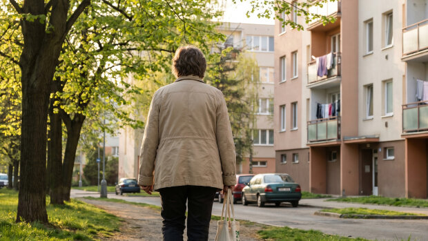 Po rozvodu se syn vrátil ke mně "na měsíc". Uplynul rok. Neuklízí, nevaří, nepřispívá na náklady. Když jsem zmínila hledání bytu, řekl: "Mami, přece nevyhodíš vlastní dítě."