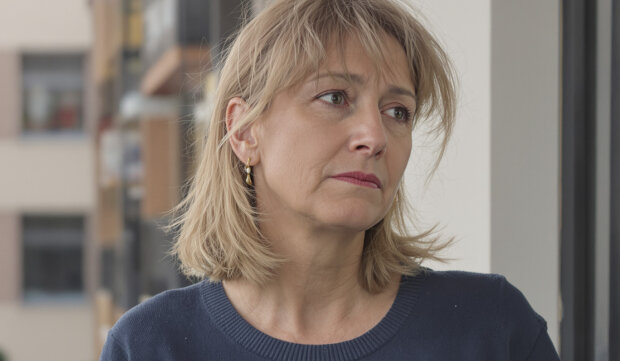 Manžel se vrátil ze služební cesty nezvykle zamlklý. O dva dny později jsem na internetu uviděla jeho fotku – v náručí jiné ženy.