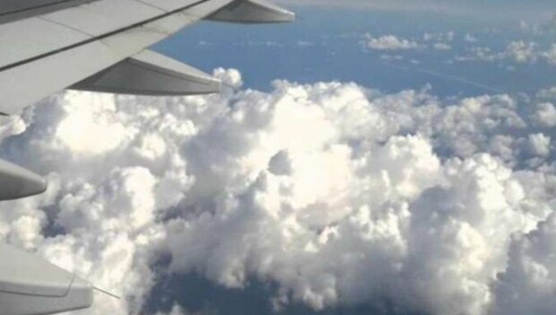 Cestující v letadle vyfotografovali muže, který se prochází v oblacích