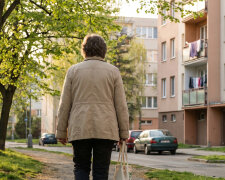Po rozvodu se syn vrátil ke mně "na měsíc". Uplynul rok. Neuklízí, nevaří, nepřispívá na náklady. Když jsem zmínila hledání bytu, řekl: "Mami, přece nevyhodíš vlastní dítě."