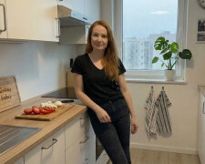 Vrátila jsem se z práce dřív a uslyšela její smích v naší kuchyni