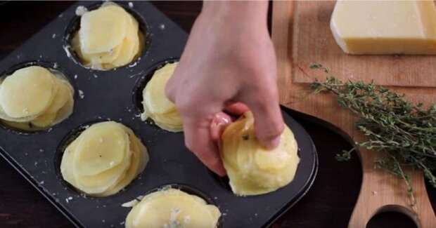 Nakrájejte brambory na plátky a vložte je na plech pro muffiny. Bude to jednoznačně oblíbené jídlo vaší rodiny