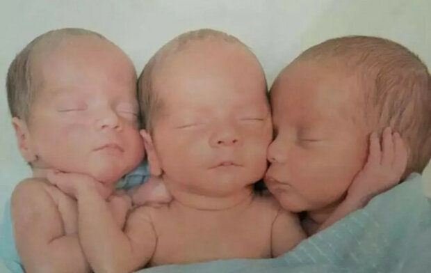 Jak jedinečné, identické trojčata narozená v roce 2015 žijí nyní a jak je odlišuje jejich matka