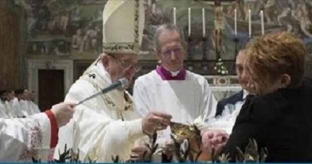 V průběhu křtu slova papežova přehlučil pláč dítěte. To, co tehdy řekl svatý otec, oběhlo celý svět
