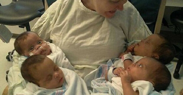 45letá žena porodila čtyři děti, ačkoli čekala trojčata