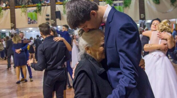 Vnuk pozval babičku na ples, protože v mládí neměla příležitost se ho zúčastnit