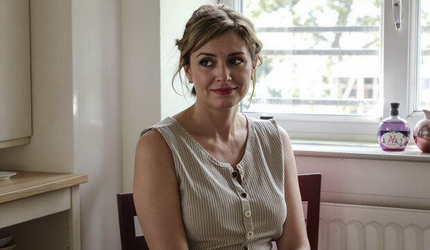 Vrátila jsem se z práce dřív a zaslechla smích z kuchyně. Nebyl to můj manžel ani děti – ale cizí žena u našeho stolu