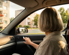 Syn nás s manželem pozval na oběd do restaurace. Když číšník odnesl talíře, syn vytáhl dokumenty a řekl, že si s námi musí vážně promluvit