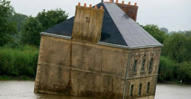 Proč uprostřed řeky ve Francii už mnoho let plave starý dům