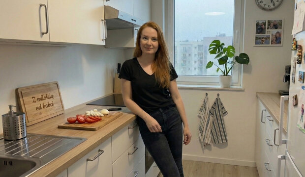 Vrátila jsem se z práce dřív a uslyšela její smích v naší kuchyni