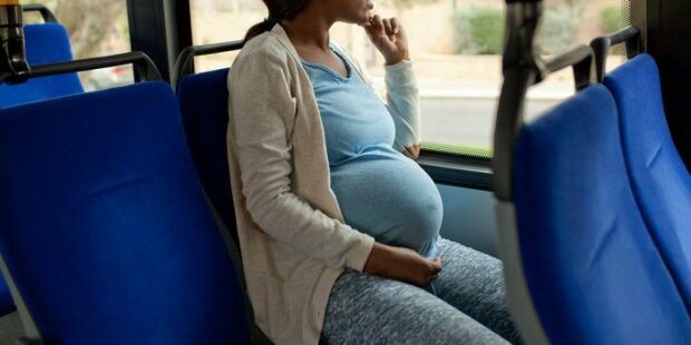 28-letá žena nechtěla uvolnit místo stařence, protože byla těhotná. „Téměř mě ukamenovali“