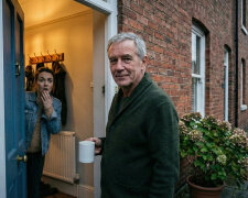 Dcera odjela do Anglie a tři roky tvrdila, že bydlí sama. Když jsem za ní přiletěla, dveře otevřel muž starší než já