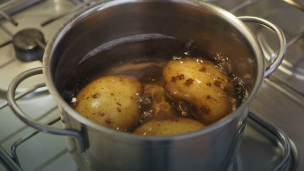 Mnoho lidí si neuvědomuje její hodnotu. Proč nikdy nevylévat vodu z uvařených brambor?