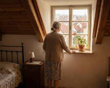 Syn mě přesvědčil, ať prodám byt a přestěhuju se k nim. Prý abych nebyla sama. Po půl roce mi snacha řekla, že je v domě málo místa. A byt už nebyl můj